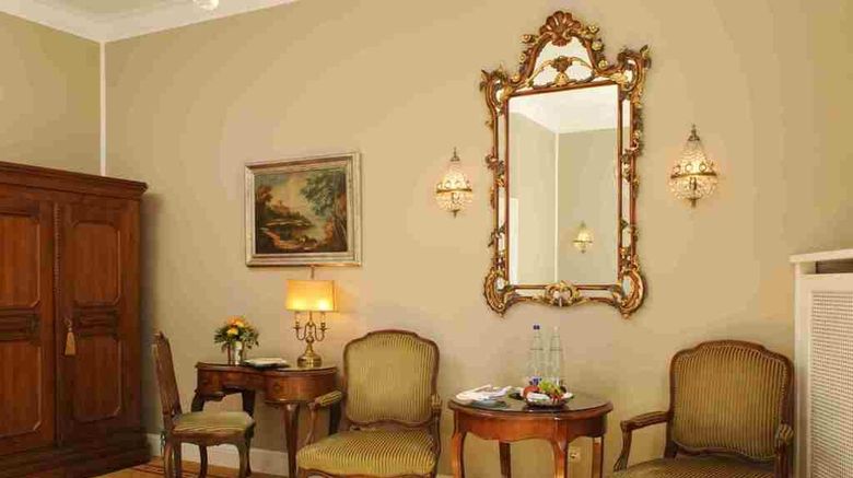 <b>Splendid Hotel Room</b>. Images powered by <a href="https://iceportal.shijigroup.com/" title="IcePortal" target="_blank">IcePortal</a>.