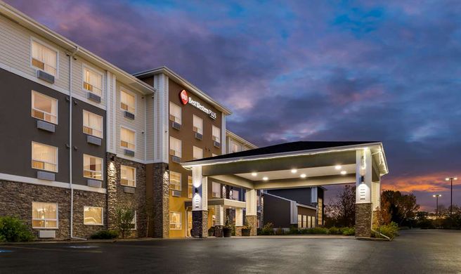 Best Western Plus Lacombe Inn & Suites Exterior