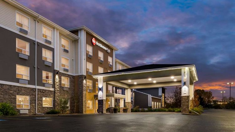 Best Western Plus Lacombe Inn & Suites Exterior