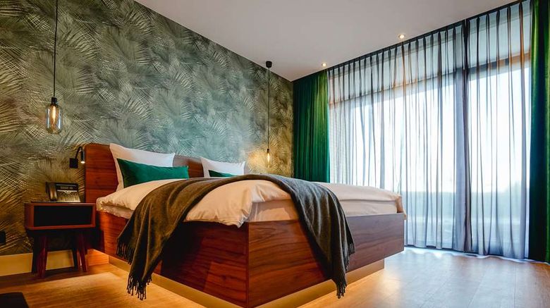 <b>Van der Valk Hotel Berlin Brandenburg Lobby</b>. Images powered by <a href="https://iceportal.shijigroup.com/" title="IcePortal" target="_blank">IcePortal</a>.
