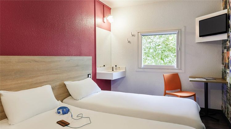 HotelF1 Coquelles Room