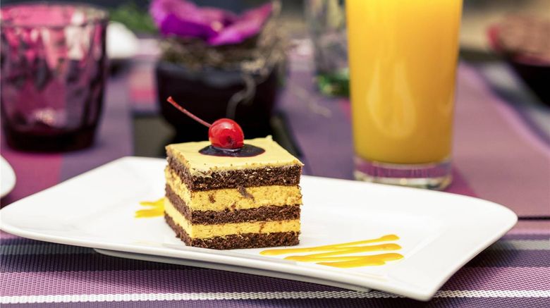 <b>Mercure Bucharest City Center Restaurant</b>. Images powered by <a href="https://iceportal.shijigroup.com/" title="IcePortal" target="_blank">IcePortal</a>.