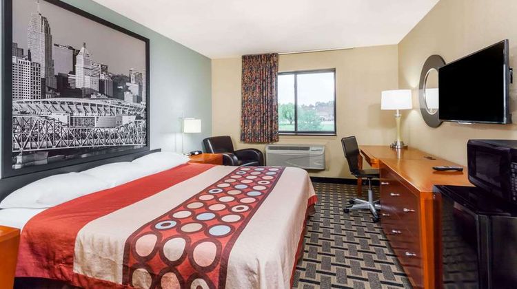 Super 8 Eddyville Suite