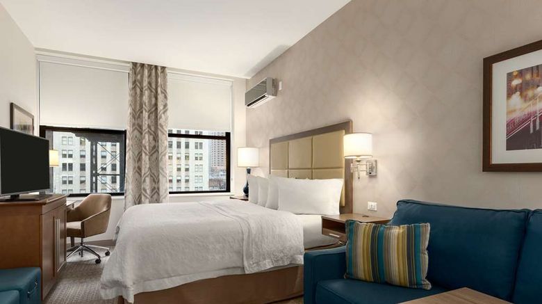 <b>Hampton Inn Chicago Downtown/N Loop Room</b>. Images powered by <a href="https://iceportal.shijigroup.com/" title="IcePortal" target="_blank">IcePortal</a>.