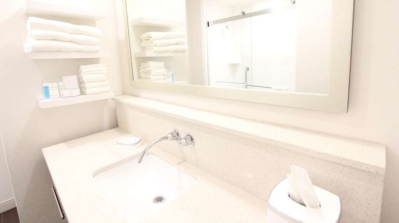 <b>Hampton Inn & Suites-Dallas Market Ctr Room</b>. Images powered by <a href="https://iceportal.shijigroup.com/" title="IcePortal" target="_blank">IcePortal</a>.