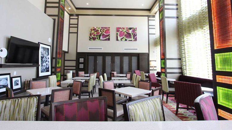 <b>Hampton Inn & Suites-Dallas Market Ctr Lobby</b>. Images powered by <a href="https://iceportal.shijigroup.com/" title="IcePortal" target="_blank">IcePortal</a>.