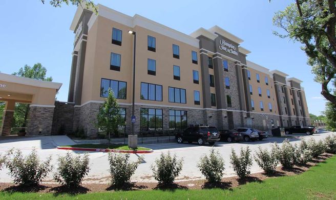 Hampton Inn & Suites-Dallas Market Ctr Exterior