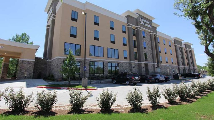 Hampton Inn & Suites-Dallas Market Ctr Exterior