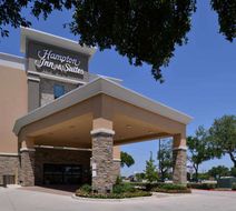 Hampton Inn & Suites-Dallas Market Ctr Exterior