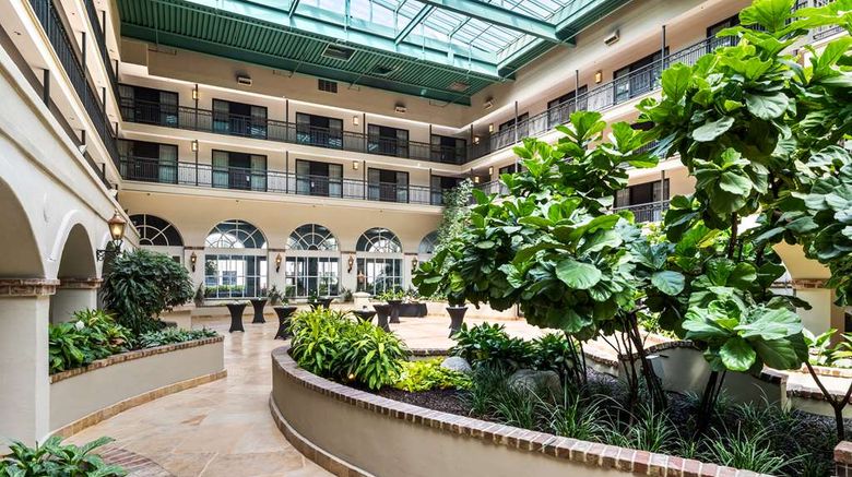 <b>Embassy Suites Hotel LAX South Lobby</b>. Images powered by <a href="https://iceportal.shijigroup.com/" title="IcePortal" target="_blank">IcePortal</a>.