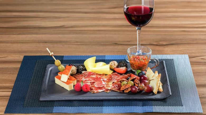<b>Hilton Mexico City Airport Restaurant</b>. Images powered by <a href="https://iceportal.shijigroup.com/" title="IcePortal" target="_blank">IcePortal</a>.