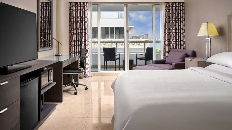 <b>Doubletree by Hilton Grand Biscayne Bay Room</b>. Images powered by <a href="https://iceportal.shijigroup.com/" title="IcePortal" target="_blank">IcePortal</a>.