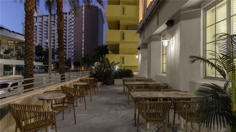 <b>Hilton Garden Inn Miami South Beach Restaurant</b>. Images powered by <a href="https://iceportal.shijigroup.com/" title="IcePortal" target="_blank">IcePortal</a>.