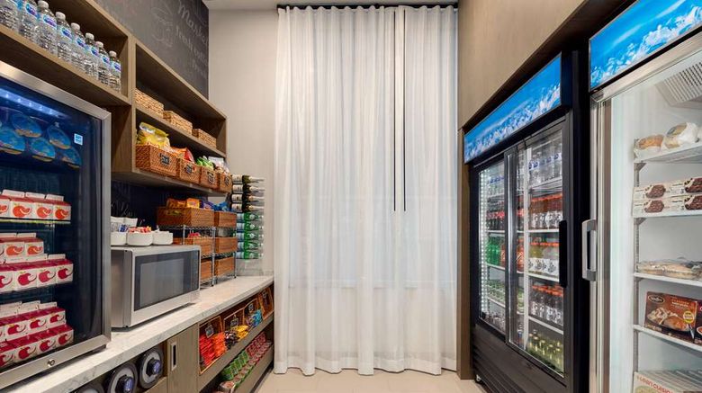 <b>DoubleTree by Hilton New York Downtown Restaurant</b>. Images powered by <a href="https://iceportal.shijigroup.com/" title="IcePortal" target="_blank">IcePortal</a>.