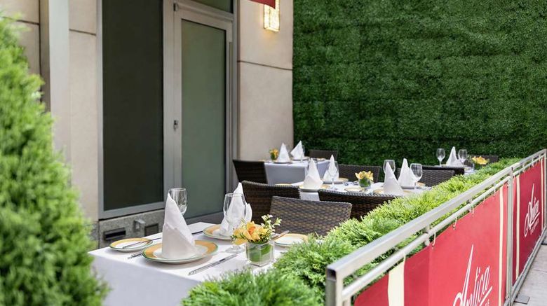 <b>DoubleTree by Hilton New York Downtown Restaurant</b>. Images powered by <a href="https://iceportal.shijigroup.com/" title="IcePortal" target="_blank">IcePortal</a>.