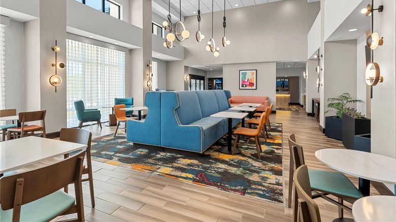 <b>Hampton Inn & Suites Pauls Valley Lobby</b>. Images powered by <a href="https://iceportal.shijigroup.com/" title="IcePortal" target="_blank">IcePortal</a>.