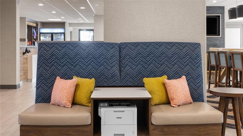 <b>Hampton Inn Somerset Lobby</b>. Images powered by <a href="https://iceportal.shijigroup.com/" title="IcePortal" target="_blank">IcePortal</a>.