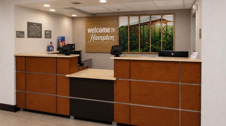 Hampton Inn Summersville Lobby