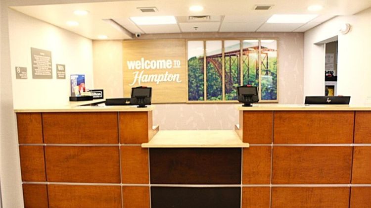 Hampton Inn Summersville Lobby
