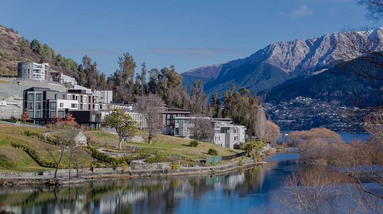 DoubleTree by Hilton Hotel Queenstown Exterior