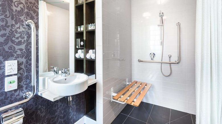 <b>DoubleTree by Hilton Hotel Queenstown Room</b>. Images powered by <a href="https://iceportal.shijigroup.com/" title="IcePortal" target="_blank">IcePortal</a>.