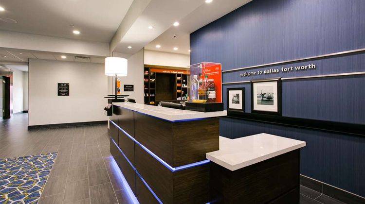 Hampton Inn & Suites/Ft Worth Arpt S Lobby