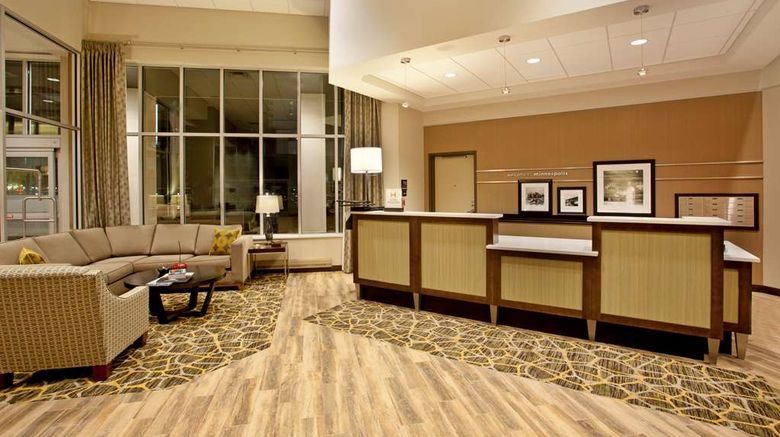 <b>Hampton Inn & Suites Downtown Lobby</b>. Images powered by <a href="https://iceportal.shijigroup.com/" title="IcePortal" target="_blank">IcePortal</a>.