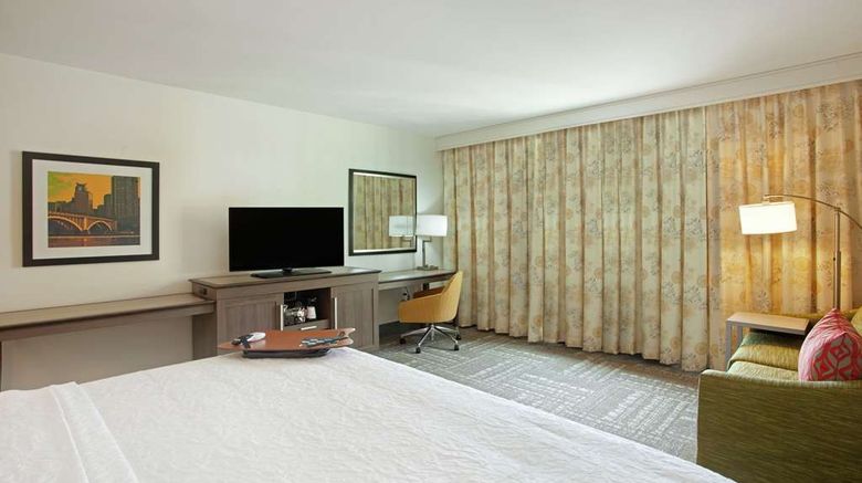 <b>Hampton Inn & Suites Downtown Room</b>. Images powered by <a href="https://iceportal.shijigroup.com/" title="IcePortal" target="_blank">IcePortal</a>.