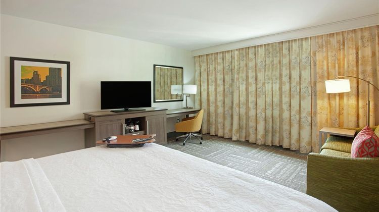 Hampton Inn & Suites Downtown Room
