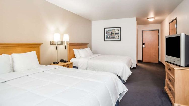 Baymont Inn & Suites Indianapolis NE Room