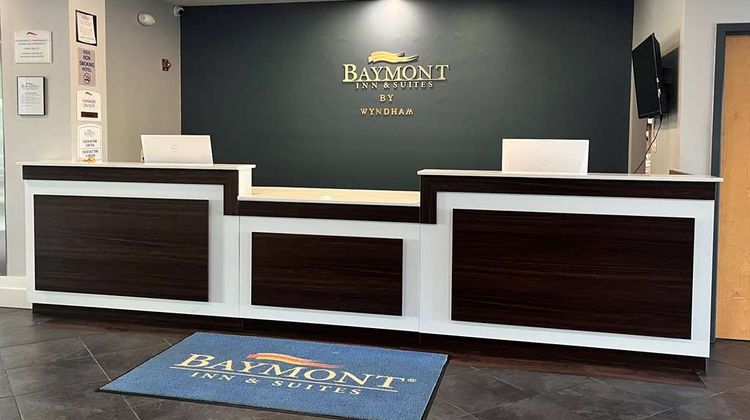 Baymont Inn & Suites Indianapolis NE Lobby