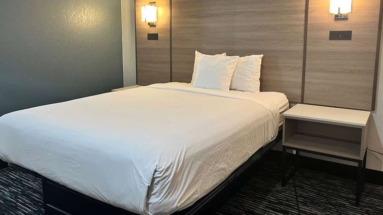 <b>Baymont Inn & Suites Indianapolis NE Room</b>. Images powered by <a href="https://iceportal.shijigroup.com/" title="IcePortal" target="_blank">IcePortal</a>.