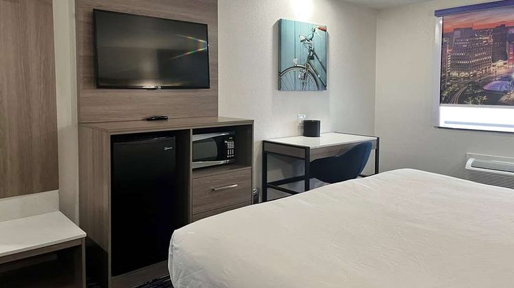 Baymont Inn & Suites Indianapolis NE Room