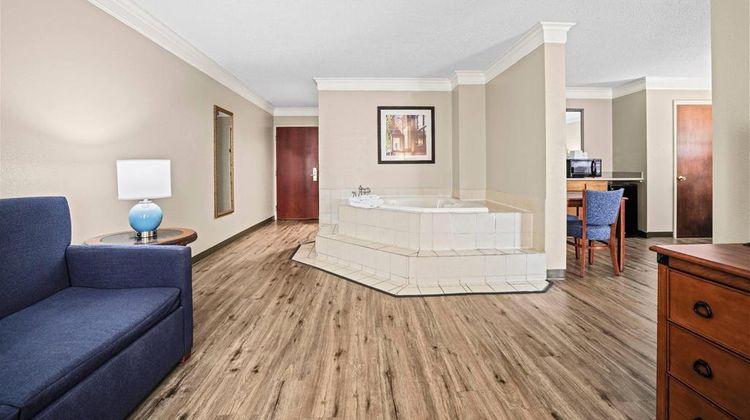 Baymont Inn & Suites Madisonville Suite