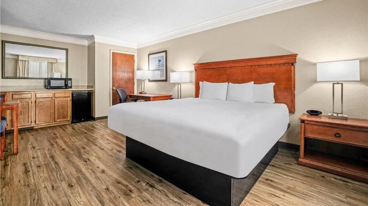 Baymont Inn & Suites Madisonville Suite