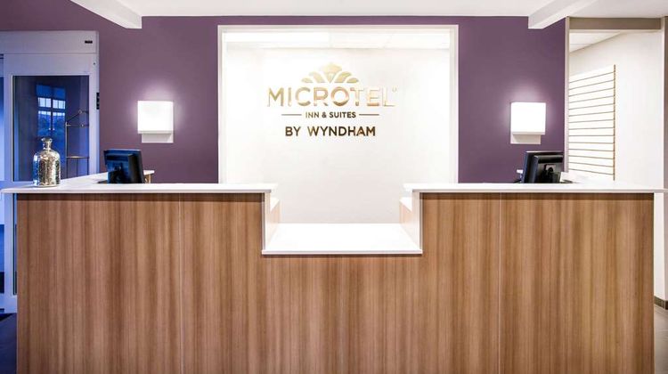 Microtel Inn & Suites by Wyndham Naples Lobby