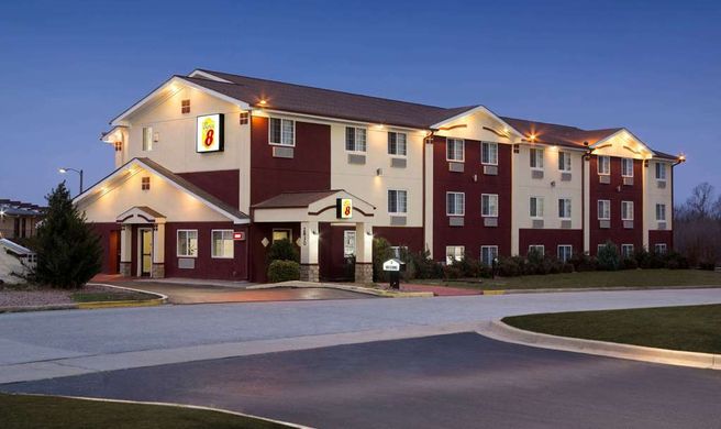 Super 8 Joplin Exterior