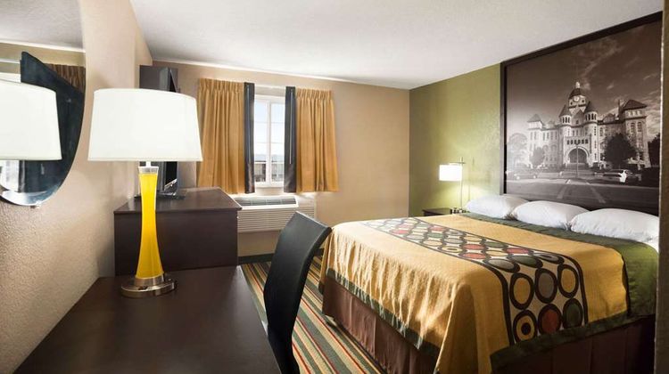 Super 8 Joplin Room