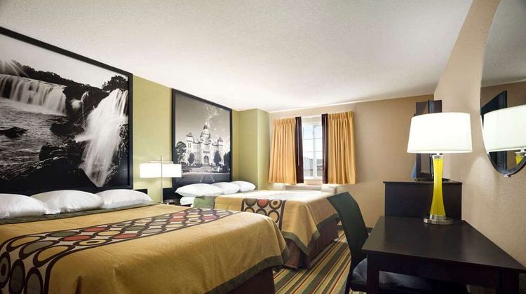 Super 8 Joplin Room
