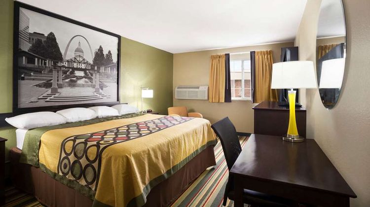 Super 8 Joplin Room