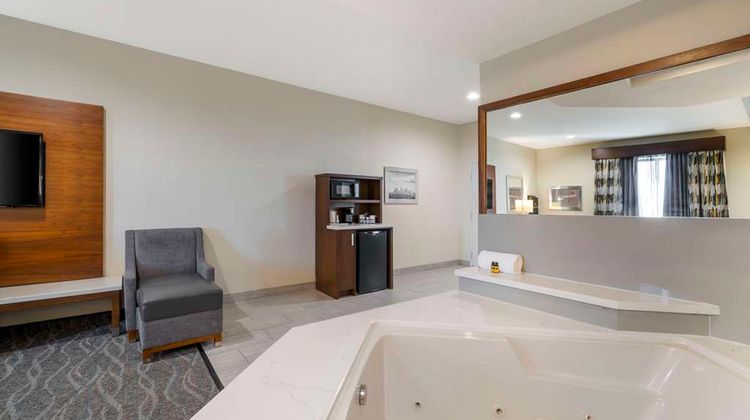Best Western Plus Gardena Inn & Suites Room