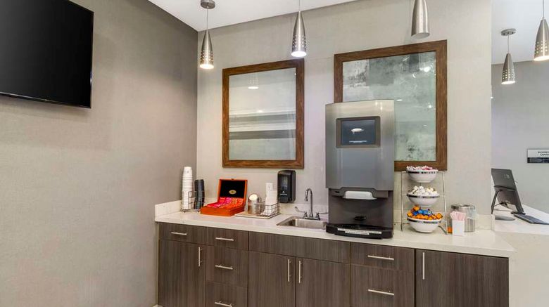 <b>Best Western Plus Gardena Inn & Suites Lobby</b>. Images powered by <a href="https://iceportal.shijigroup.com/" title="IcePortal" target="_blank">IcePortal</a>.