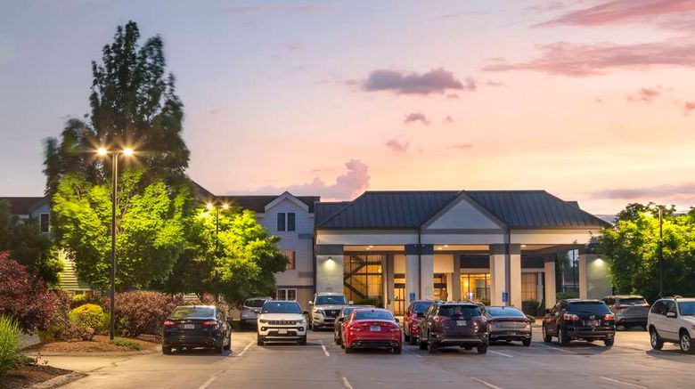 <b>Best Western Hartford Hotel & Suites Exterior</b>. Images powered by <a href="https://iceportal.shijigroup.com/" title="IcePortal" target="_blank">IcePortal</a>.