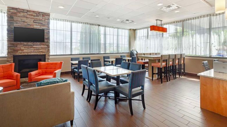 <b>Best Western Hartford Hotel & Suites Lobby</b>. Images powered by <a href="https://iceportal.shijigroup.com/" title="IcePortal" target="_blank">IcePortal</a>.