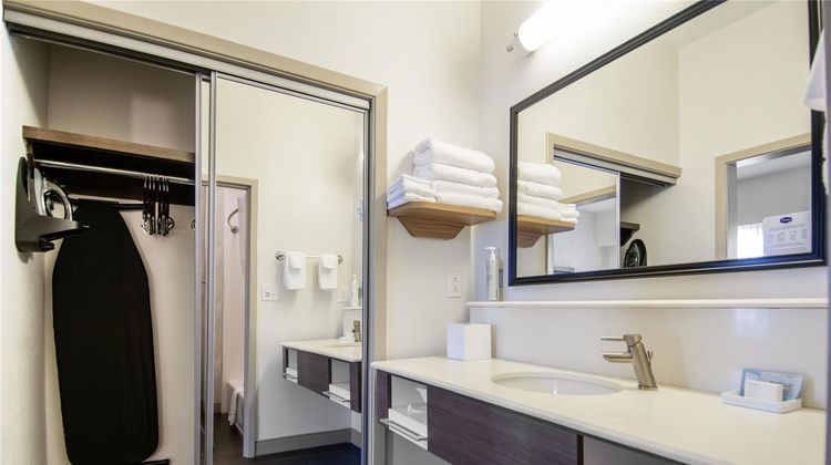 Hampton Inn & Suites, Monroe Suite