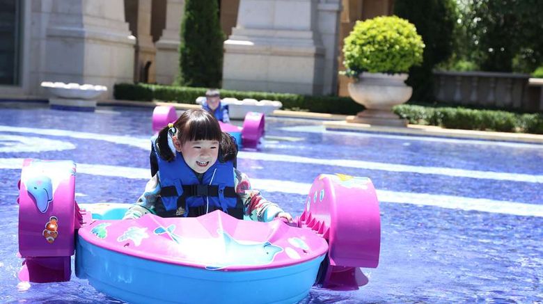 <b>Hilton Yuxi Fuxian Lake Pool</b>. Images powered by <a href="https://iceportal.shijigroup.com/" title="IcePortal" target="_blank">IcePortal</a>.