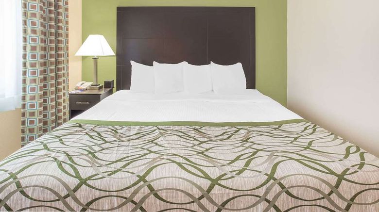<b>Baymont Inn & Suites Holland Suite</b>. Images powered by <a href="https://iceportal.shijigroup.com/" title="IcePortal" target="_blank">IcePortal</a>.