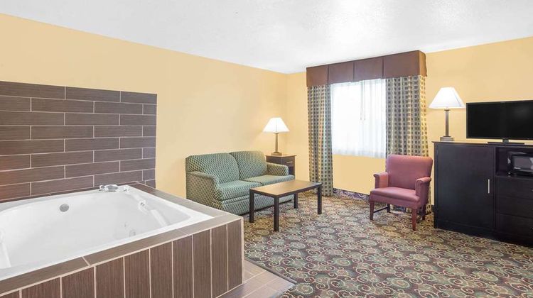 Baymont Inn & Suites Holland Suite