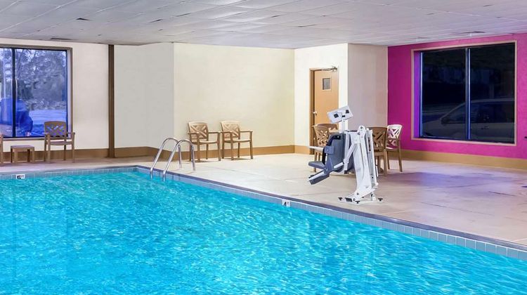 Baymont Inn & Suites Waukesha Pool