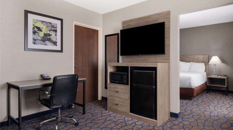 <b>Baymont Inn & Suites Waukesha Suite</b>. Images powered by <a href="https://iceportal.shijigroup.com/" title="IcePortal" target="_blank">IcePortal</a>.